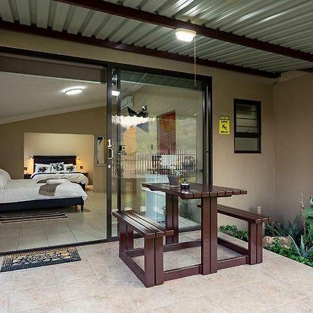 Kiyala Guest Farm Hotel Mbombela ภายนอก รูปภาพ